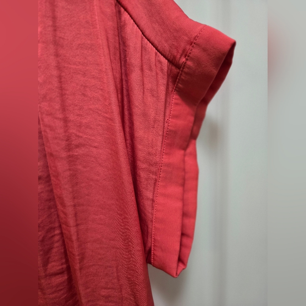 Vera Wang, Women's V-Neck Coral Short Sleeve Top. Med. - Picture 12 of 16